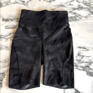 Lululemon Black Camouflage Biker Shorts Women’s size 0